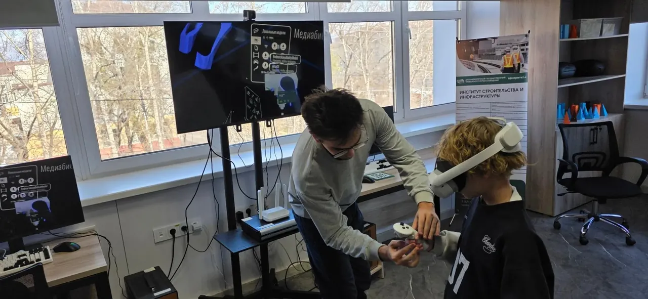 Школьник в VR-очках на экскурсии в ДВГУПС