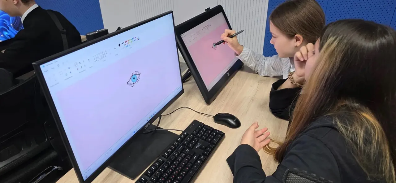 Учащиеся осваивают 3D-ручку на экскурсии в ДВГУПС