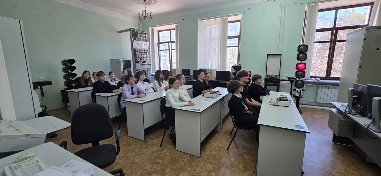 Школьники в лаборатории ДВГУПС